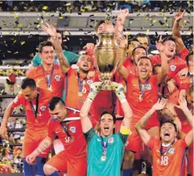  ?? AP ?? Claudio Bravo (verde) levantó la Copa América Centenario.