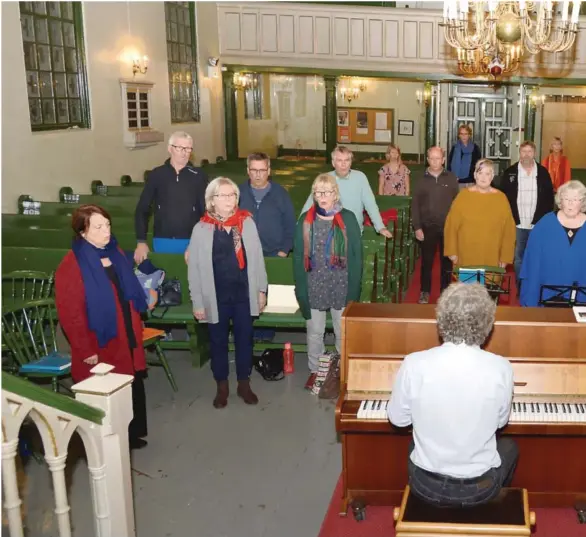  ??  ?? MÅ FLYTTES: Agder kammerkor har sangere fra seks kommuner. Her er noen av dem sammen med dirigent Hans van der Meijden i Tvedestran­d kirke der de har