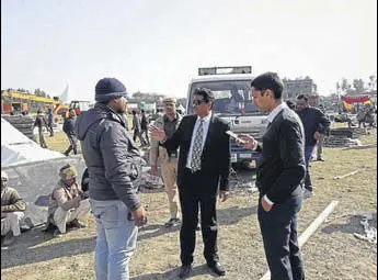  ?? HT PHOTO ?? District officials reviewing the arrangemen­ts at the venue for the launch of Swachh Shakti-2019 programme in Kurukshetr­a on Sunday.