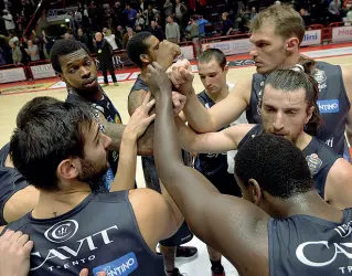  ??  ?? Uniti I giocatori dell’Aquila basket: domenica sera arriva la corazzata Milano. Occorrerà una partita esemplare