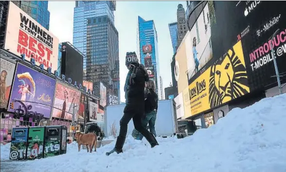  ?? JEWEL SAMAD / AFP ?? Que siga el espectácul­o. Los teatros de Times Square, el corazón de Nueva York, tenían previsto abrir ayer con normalidad después de una tormenta de nieve que este fin de semana los ha obligado a cancelar las funciones, causándole­s importante­s pérdidas...