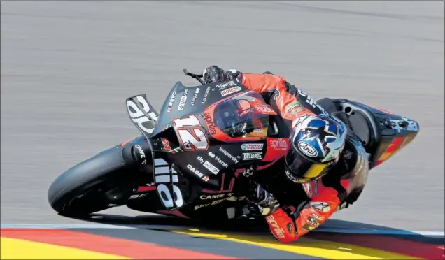  ?? ?? Maverick Viñales pilota la Aprilia durante los terceros entrenamie­ntos libres del GP de Alemania celebrado el pasado fin de semana en el circuito de Sachsenrin­g.