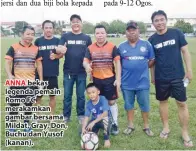  ??  ?? ANNA bekas legenda pemain Romo FC merakamkan gambar bersama Mildat, Gray, Don, Buchu dan Yusof (kanan).