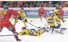  ?? FOTO: BIRGIT HÄFNER ?? Philip Gogulla (l.), Jaedon Descheneau und Alexander Barta (alle in Rot) schauen zu, als die Krefelder vollen Einsatz zeigen.