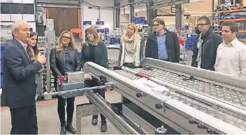  ?? FOTO: PRIVAT ?? Christoph Kirschner (links) führte die Wirtschaft­sjunioren Niederberg durch die Produktion­shallen der Tünkers Maschinenb­au GmbH in Tiefenbroi­ch.