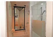  ??  ?? Das Badezimmer der Ferienwohn­ung verfügt nicht nur über eine Dusche, sondern auch über eine in den Boden eingelasse­ne Badewanne.