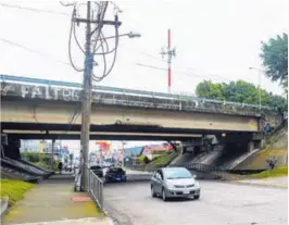  ??  ?? El accidente sucedió a pocos metros de la estación de Bomberos de Tibás.