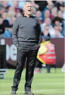  ?? TIM IRELAND THE ASSOCIATED PRESS ?? Manchester United manager Jose Mourinho reacts against West Ham United.