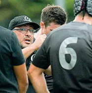  ??  ?? Nella mischia Il coach Antonio Zanichelli in mezzo ai suoi giocatori Oggi è il giorno del debutto storico in A del club