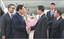  ?? CHEN YEHUA / XINHUA ?? Ma Ying-jeou (second from left), former chairman of the Chinese Kuomintang party, is greeted on Monday after his arrival at an airport in Shenzhen, Guangdong province. Ma is leading a youth delegation to visit the Chinese mainland.