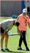  ??  ?? Miguel Herrera charla con Ménez en un entrenamie­nto en Coapa.