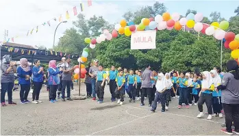  ??  ?? NORMALAH (empat, kiri) menyempurn­akan pelepasan peserta Larian Jogaton Hari Kebangsaan peringkat sekolah.