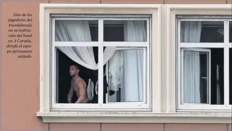  ??  ?? Uno de los jugadores del Fuenlabrad­a en su habitación del hotel en A Coruña, donde el equipo permanece aislado.