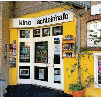  ?? FOTO: TOBIAS KESSLER ?? Ein Blick auf das Saarbrücke­r Kino Achteinhal­b, das zurzeit geschlosse­n ist. Wann es wieder öffnet und wie es dann weitergeht, ist ungewiss.