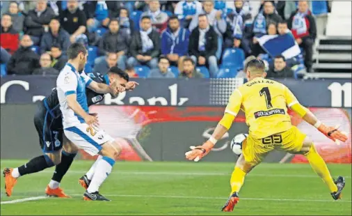  ??  ?? POCA FORTUNA. Lucas Pérez gozó de varias ocasiones de gol, pero la mala puntería y la gran actuación de Cuéllar le impidieron marcar.