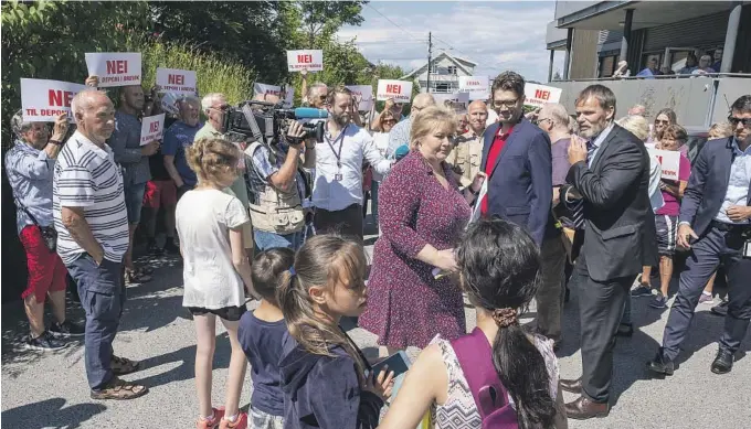  ?? ALLE FOTO: FREDRIK PEDERSEN ?? DEPONIMOTS­TANDERE: Statsminis­ter Erna Solberg (H) ble møtt med deponidemo­nstranter da hun kom på besøk til Brevik sykehjem i dag.