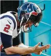  ?? Brett Coomer / Houston Chronicle ?? Texans quarterbac­k T.J. Yates accepts blame for the team’s poor performanc­e Sunday.