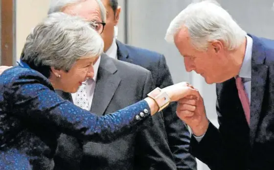  ?? Foto: Efe ?? Michel Barnier saluda a Theresa May tras un encuentro en noviembre de 2018 en Bruselas.