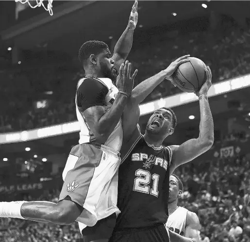  ?? Fran
k Gun
/ THE CANADIAN PRESS ?? Amir Johnson and the Raptors had one of their best defensive performanc­es of the season against Tim Duncan and the
Spurs. San Antonio managed to collect 20 offensive rebounds but shot only 33 per cent to waste the advantage.