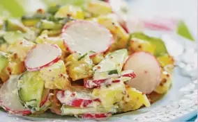  ?? Foto: Adobe Stock ?? Gurke und Radieschen bereichern diesen Kartoffels­alat.