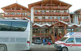  ??  ?? L’emergenza
L’intervento dei sanitari nell’hotel Union di Folgarida di Dimaro dopo l’allarme scoppiato per una violenta gastroente­rite