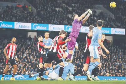  ?? — Gambar AFP ?? AKSI TUMPUAN: Sebahagian daripada babak-babak aksi perlawanan Liga Perdana Inggeris di antara Man City dan Brentford di Stadium Etihad. Man City menang 1-0.