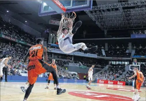  ??  ?? TAMBIÉN POR LOS AIRES. Luka Doncic machaca ante el Fuenlabrad­a. El base esloveno acabó con 23 puntos y 10/14 en tiros de campo.