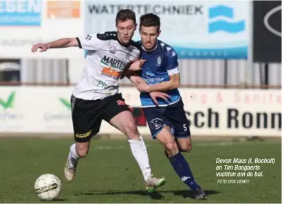  ?? FOTO DICK DEMEY ?? Devon Maes (l, Bocholt) en Tim Boogaerts vechten om de bal.