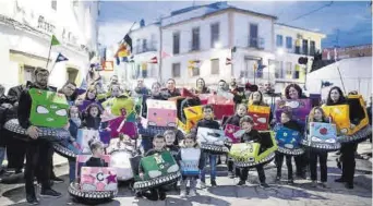  ?? ?? Los Coches Locos Grupo con una treintena de participan­tes entre niños y adultos. ▷