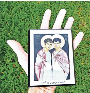  ?? FOTO: PRIVAT ?? Johannes Förster hält eine Ikone der Märtyrer Sergios und Bakchos. Sie gelten als Symbol der Schwulenbe­wegung.