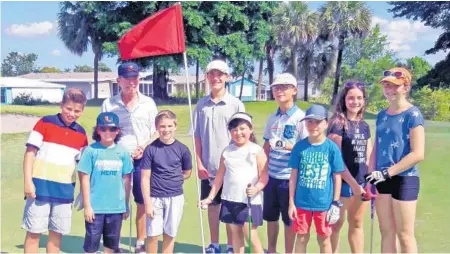  ?? DAVE HARRIS, DAVIE GOLF CLUB/COURTESY ?? Davie Golf Club teaching pro Alan Vickers, second from left in back, is pictured with the participan­ts in the final Junior Golf Camp at the course. A total of 38 children took part in the camps.