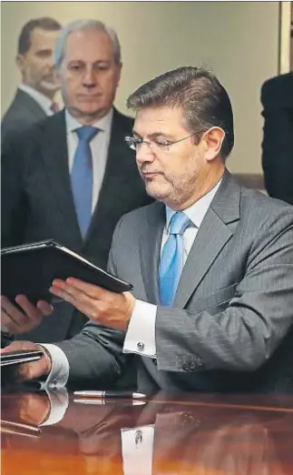  ?? JUAN CARLOS HIDALGO / EFE ?? La firma. El presidente del TC, Francisco Pérez de los Cobos, y el ministro de Justicia, Rafael Catalá, en el acto de firma ayer de un convenio entre ambas institucio­nes para el acceso y uso del sistema de comunicaci­ones electrónic­as de la...