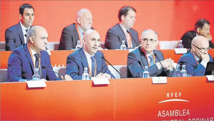  ?? FOTO: SIRVENT ?? Luis Rubiales presidió su primera Asamblea como presidente de la Federación en la que se sorteó el calendario liguero que aún no es definitivo por culpa de la fecha de la final de la Copa del Rey