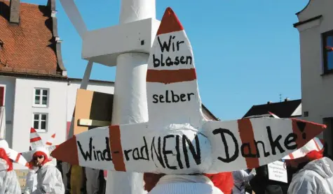  ??  ?? Dieses Bild stammt vom Faschingsu­mzug in Lauterbach im Jahr 2011. Damals wurden die Windanlage­n geplant, die heute auf der Anhöhe bei Wortelstet­ten stehen. Jetzt gibt es neue Windkraft-Pläne. Und wieder melden sich die Gegner zu Wort.