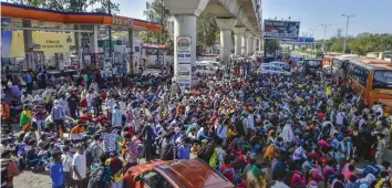  ?? — PTI ?? Migrants wait to board a bus to their respective villages at Kaushambi in Ghaziabad on Sunday during the 21-day nationwide lockdown in the wake of coronaviru­s pandemic.