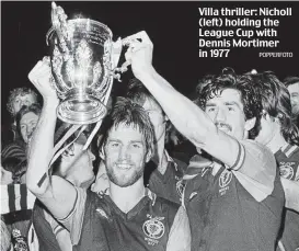  ?? POPPERFOTO ?? Villa thriller: Nicholl (left) holding the League Cup with Dennis Mortimer in 1977
