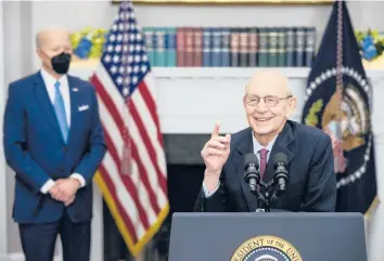  ?? DREW ANGERER/GETTY ?? With President Biden watching, Justice Stephen Breyer remarks on his impending retirement Thursday.