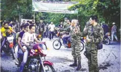  ??  ?? MILF members secure Camp Darapanan in Sultan Kudarat, Maguindana­o.