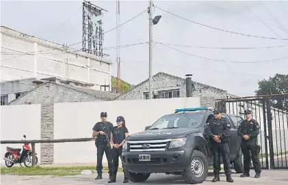  ?? M. NIEVAS ?? Allanamien­to. Agentes de la Policía Federal, ayer, en uno de los locales de “El Tucumano” Herrera.