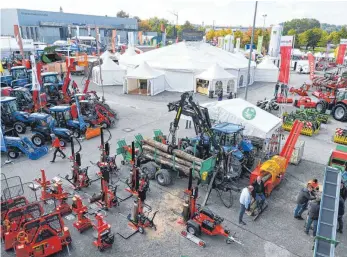  ?? FOTO: FELIX KÄSTLE ?? 80 Aussteller zeigen zurzeit auf der neuen Ravensburg­er Landwirtsc­haftsmesse Agraria ihre Produkte. Die Oberschwab­enschau zählte zuvor 600 Aussteller.