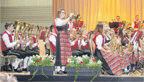  ?? FOTOS: YVONNE GIWITSCH ?? Solistin Katrin Litz macht beim Konzert des Musikverei­ns Taldorf eine gute Figur.