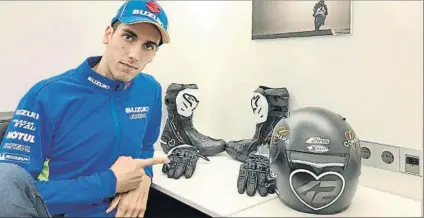  ?? FOTO: TWITTER ?? El barcelonés Alex Rins, de luto por los atentados de Barcelona y Cambrils Este ha sido su homenaje en el GP de Silverston­e