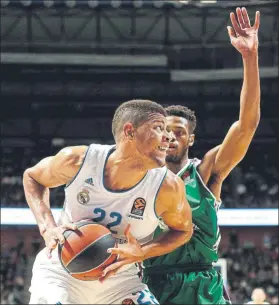  ?? FOTO: EFE ?? Jeff Brooks defendiend­o a Tavares. El Unicaja se hizo grande ante el Madrid