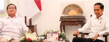  ?? RAKA DENNY/JAWA POS ?? PENJAJAKAN KOALISI: Presiden Joko Widodo bersama Ketua Umum Partai Gerindra Prabowo Subianto di Istana Presiden kemarin (11/10).