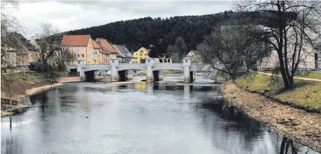  ?? FOTO: CHRISTIAN GERARDS ?? Nach dem Erörterung­stermin im Landratsam­t müsste klar sein, wie es mit dem weiteren Aufstau der Donau in Tuttlingen weitergeht.