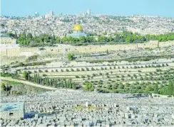  ??  ?? Panorámica de Jerusalén desde el Monte de los Olivos. A sus pies, el cementerio judío con 3.000 años de antigüedad y más de 150.000 tumbas