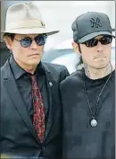  ?? STEPHEN B. THORNTON / AP ?? Johnny Depp amb un exconvicte