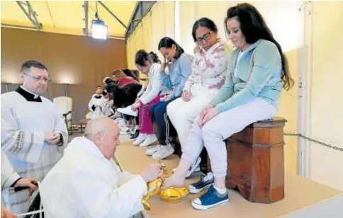  ?? // AFP ?? El Papa lava los pies a las reclusas de la cárcel femenina de Rebibbia, en Roma, en el Jueves Santo