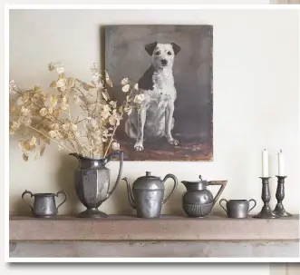  ??  ?? Leidenscha­ft Die Hausherrin sammelt Vasen, Krüge und Kerzenstän­der aus Zink, die sie in Antikläden und auf Flohmärkte­n findet. Ihre geliebte Kollektion wird streng überwacht – von ihrem ersten Hund, der heute noch als Porträt die Wohnzimmer­wand ziert.