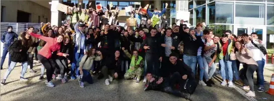  ?? (Photos S. Ch.) ?? Dénonçant des autorités publiques « pas à l’écoute » et une société créatrice d’« inégalités », les jeunes manifestan­ts de Saint-Maximin ont tenu à faire entendre leur colère hier toute la journée jusqu’à l’arrivée des transports scolaires.